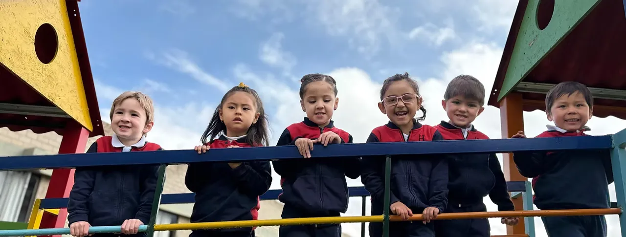 Alumnas del Colegio Horizontes en el patio del colegio