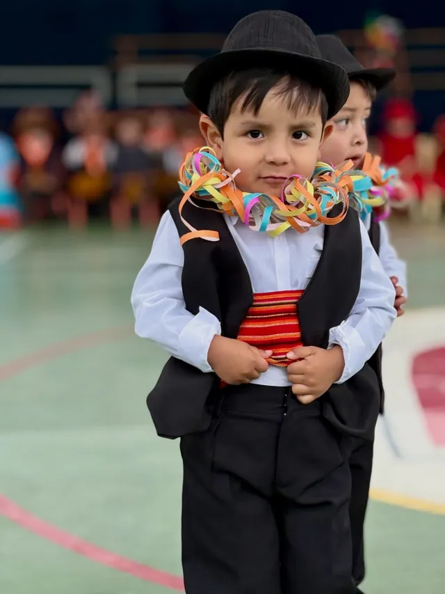Alumnas de nivel inicial del Colegio Horizontes bailan en fila sobre el piso verde de la cancha techada, en el Día de la Familia por los 35 años del colegio.