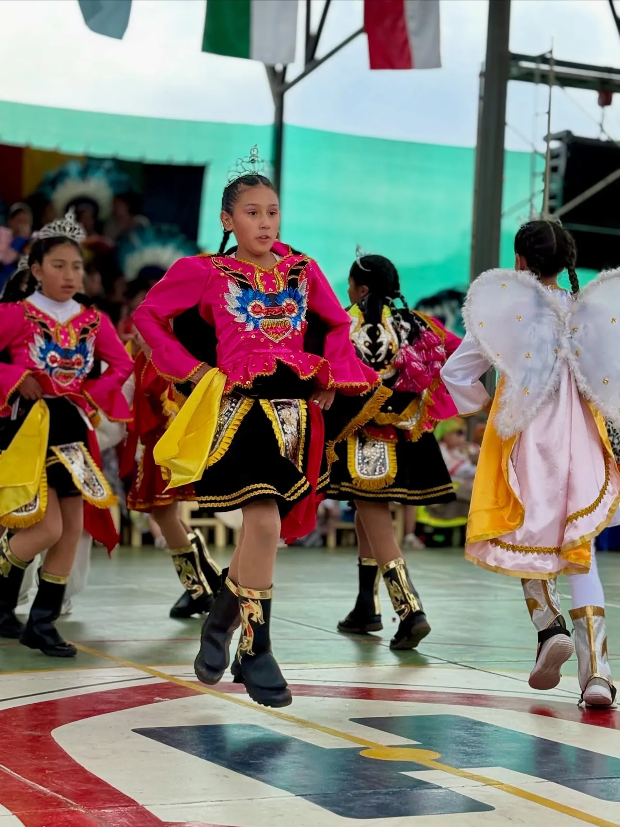 Alumnas del Colegio Horizontes bailan la Diablada con trajes coloridos en la cancha techada, en el Día de la Familia por los 35 años del colegio.