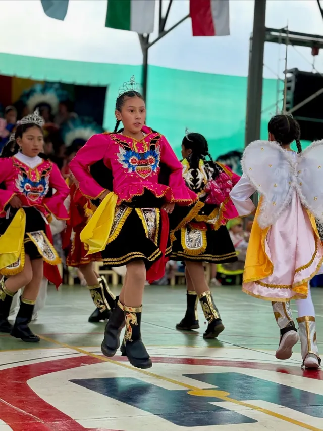 Alumnas del Colegio Horizontes bailan la Diablada con trajes coloridos en la cancha techada, en el Día de la Familia por los 35 años del colegio.