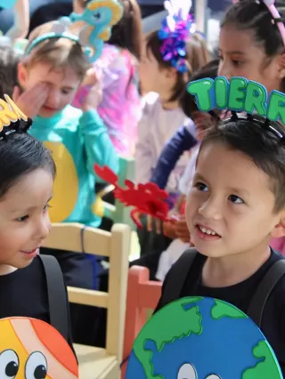 Niños y niñas del nivel inicial del Colegio Horizontes, disfrazados de planetas del sistema solar, durante una actividad escolar.