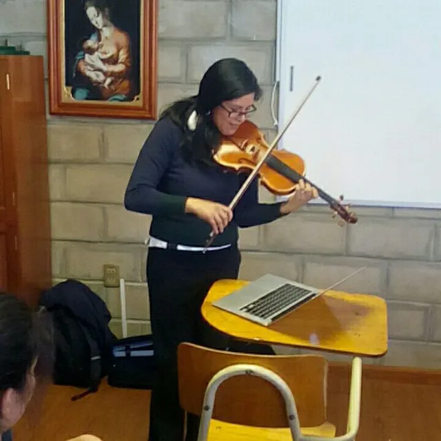 Una profesora del Colegio Horizontes toca el violín en el aula, en homenaje al Día de la Música.